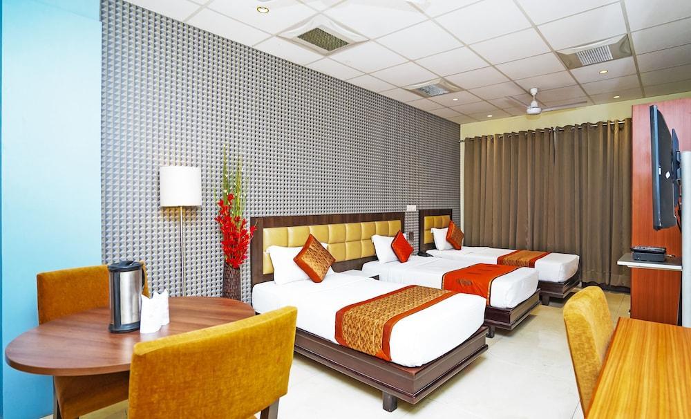 ניו דלהי Hotel Pooja Palace מראה חיצוני תמונה