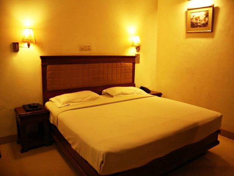 ניו דלהי Hotel Pooja Palace מראה חיצוני תמונה