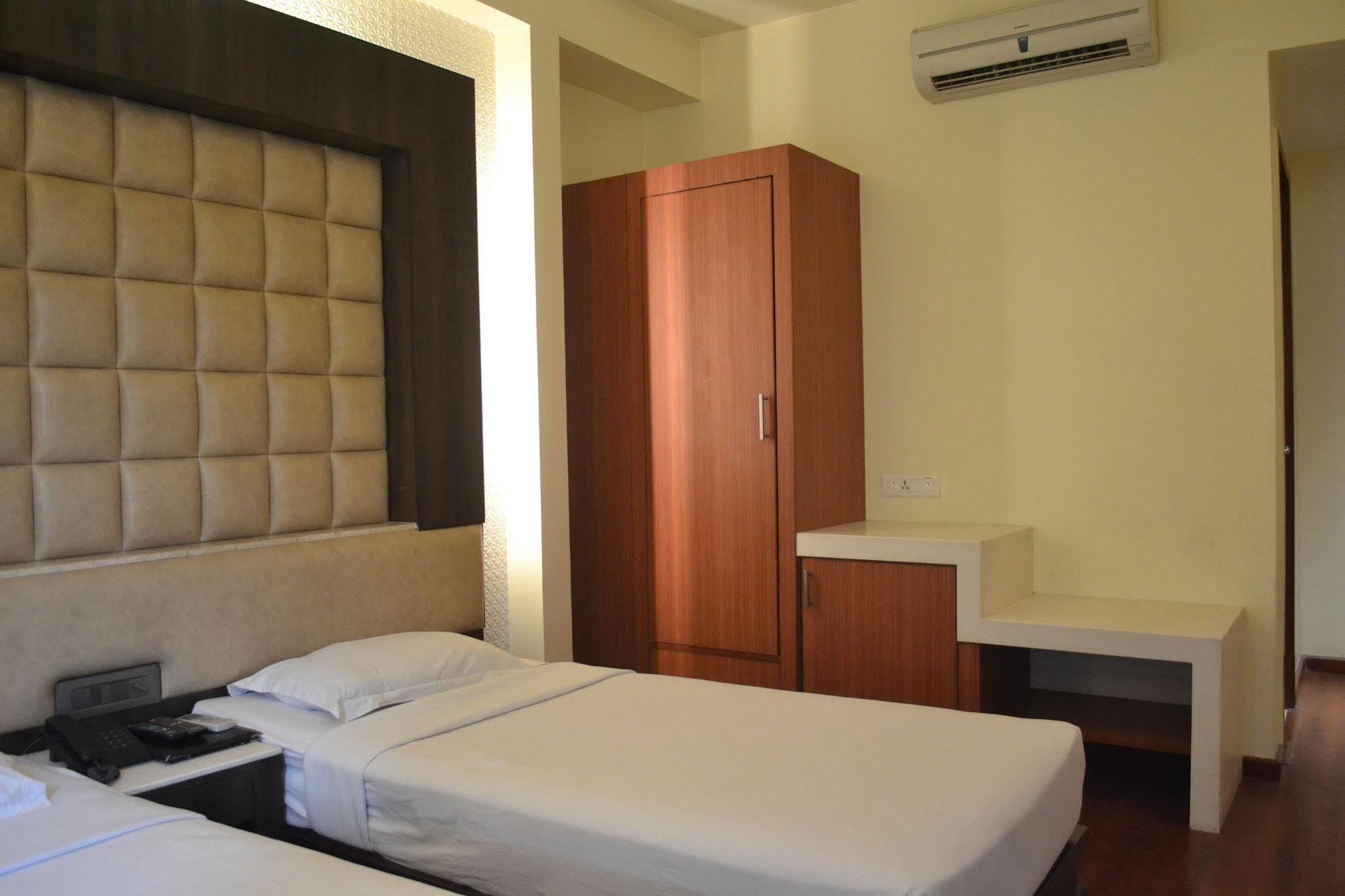 ניו דלהי Hotel Pooja Palace מראה חיצוני תמונה