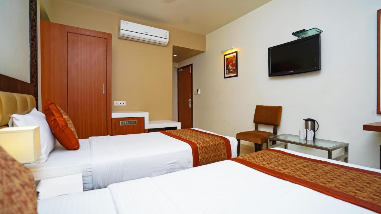 ניו דלהי Hotel Pooja Palace מראה חיצוני תמונה